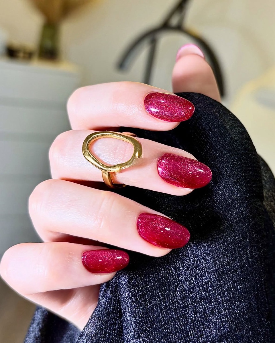 Manicura granate con brillo