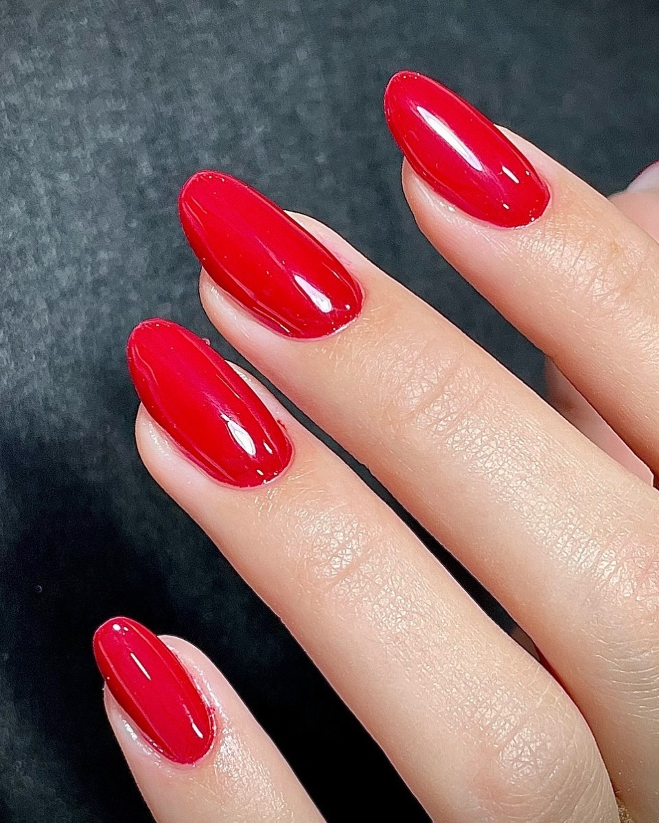Manicura roja de YAYA Nails Studio