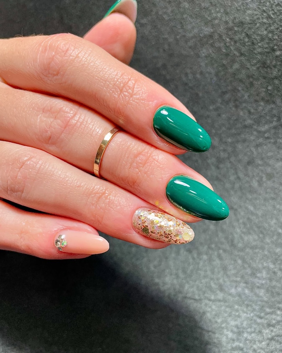Manicura verde con detalle dorado
